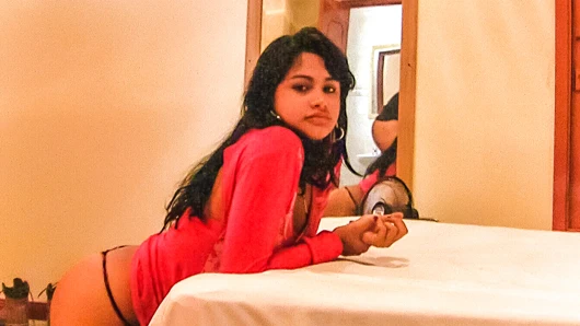 Sıcak latin esmer yatakta sert vurma alır