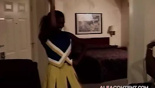 Güzel siyah genç yatakta yıkıldı