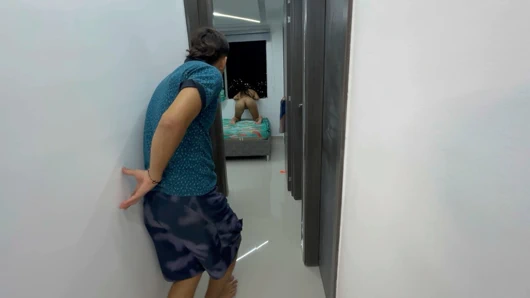 Я жестко трахаю мою соседку по комнате, пока она смотрит в окно, и я делаю ее возбужденной, пока я не трахну ее