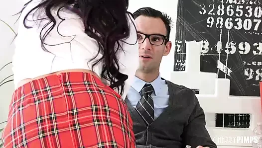 Sıcak öğrenci sınıf yapmak için profesörünü gerçek göğüsleri ve traş kedi ile baştan çıkarıyor