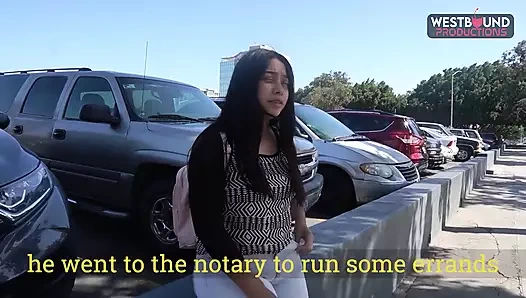 Tombul latin oyuncu seçmelerinde kanepede büyük dildolarla mastürbasyon yapıyor