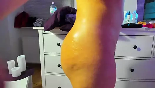 İnce bir kadın seksi vücudunu gösterir ve kendini okşar.