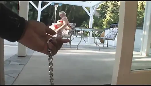 Kısa saçlı sarışın bebek anal seksini zevk için büyük yarak kullanıyor
