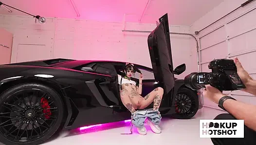 BTS - cc bebek dövmeli vücudunu kentsel bir kıyafetle gösteriyor!