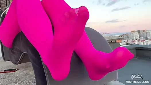 Gün batımında çatıda pembe naylonla azdırıyor - ayaklar ve büyük göt