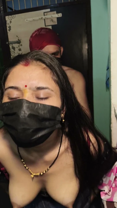 Yeni Evli En Ateşli Hint Desi Bhabi Kocasının Köpek Stiliyle Sert Sikilmesi Orgazm Sex Videosu | Klip 2