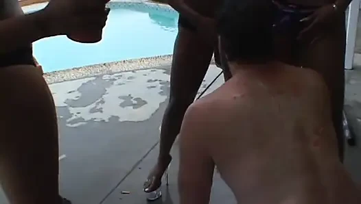 Seksi takma yaraklı zenci kızlar kanepede ve havuzda beyaz adamı perişan ediyor