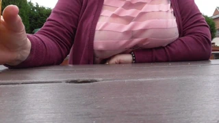 Bir bar bahçesinde meme uçları ve göğüsler