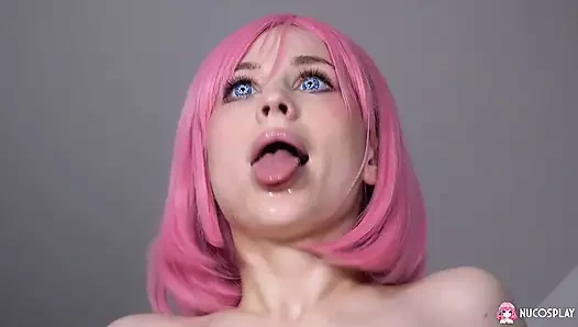 Seksi pembe saçlı kız Nikki Hill büyük bir dildo kullanıyor.