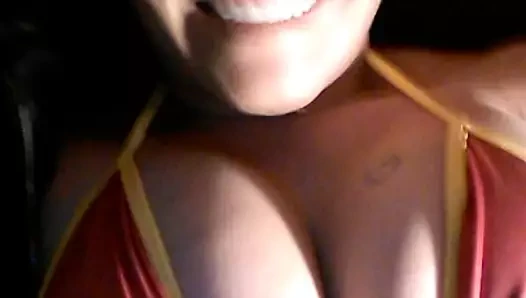 bikini üstü büyük memeler