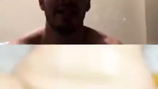 Casal DNA  fazendo uma live no Instagram