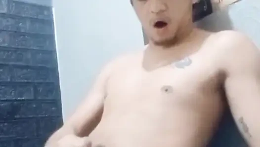 Filipinli genç edepsiz twink kendi dölünü alıyor