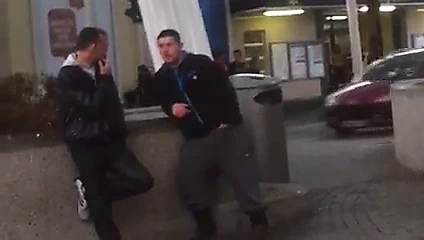 Elinde pantolon olan Str8