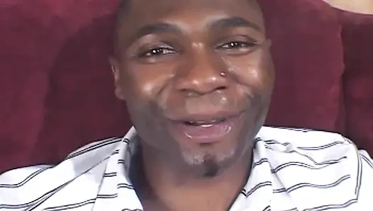 İri göğüslü zenci sürtük büyük zenci yarağıyla ateşli sikişten sonra ayakkabıdan sperm içiyor