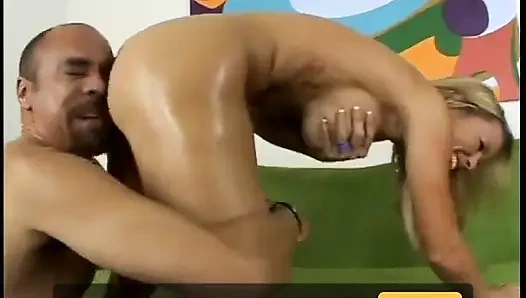 Tombul bayan kocasının iş parthnerini baştan çıkarıyor