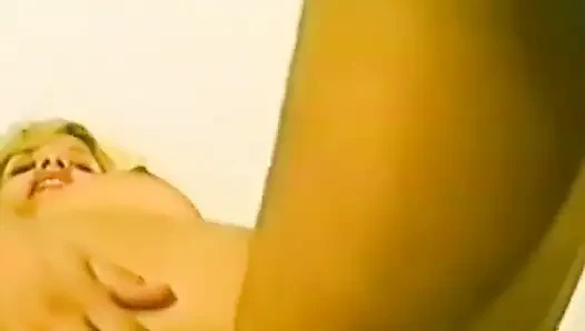 Küçük memeli sarışın dildoyla amını mastürbasyon yapıyor