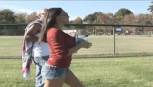 Azgın piliç kutusu güçlü poled sikiş deliği spermle dolu küçük görünüyor