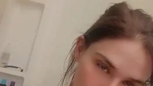 Eritilmiş dondurma yiyor