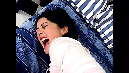 Simone Shine için vahşi anal oyunlar