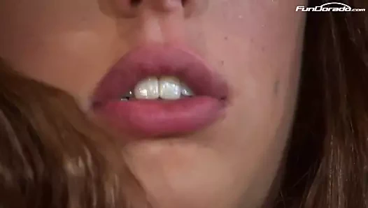 Kızıl saçlı sürtük üvey babasının horozu için ıslanıyor!