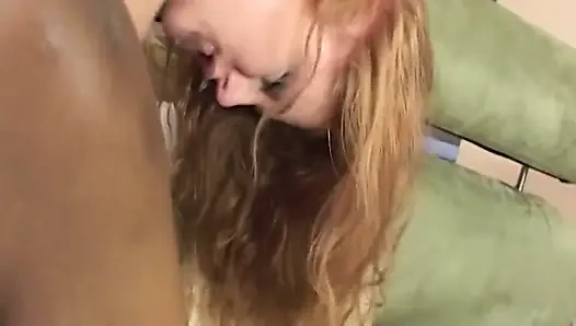 Olgun zenci bebek sarışının amını parmaklıyor