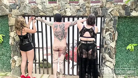 İki acımasız dommes tarafından kırbaç ve flogger ile sert fiziksel ceza