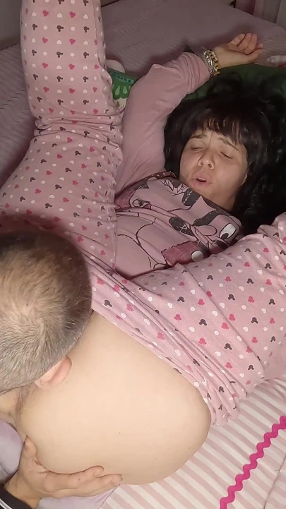 Karım evde yokken kayınvalidemi böyle sikiyorum. İçine boşalıyorum.