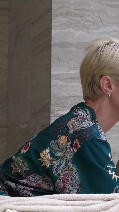 Sıska sabunlu üvey anne küvette mastürbasyon yapıyor