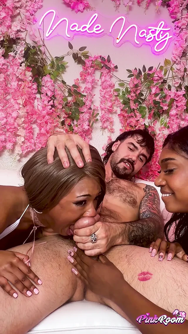 İtaatkar tatlı poppy ve lana memnun etmeyi ve işemeyi seviyor - dikey