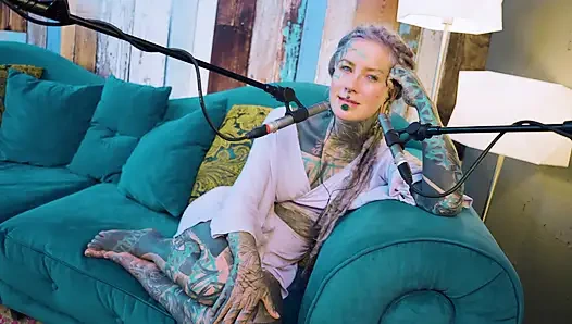 B hakkında konuşuyorum - bordem - asmr podcast sfw konuşuyor gotik sıska kız dreadlocks dövmeli model dövmeli kız