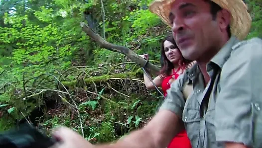 Bir maceracı ateşli büyük memeli bir redhaed buluyor