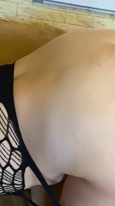 Disiplinliydim, kıçıma kemerle şaplak atıldım ve ustamın anüsünü yalamaya zorlandım. anal kokuyor, dilimle göt deliğimin kokusunu alabiliyorum | Klip 1