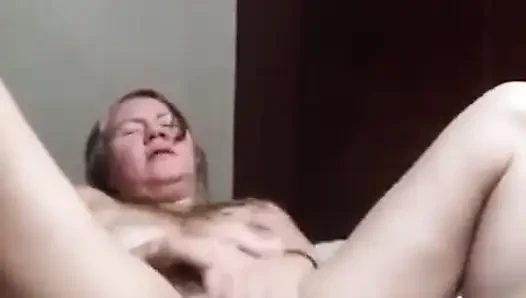 Azgın evli kadın odasından görüntülü görüşme yapıyor