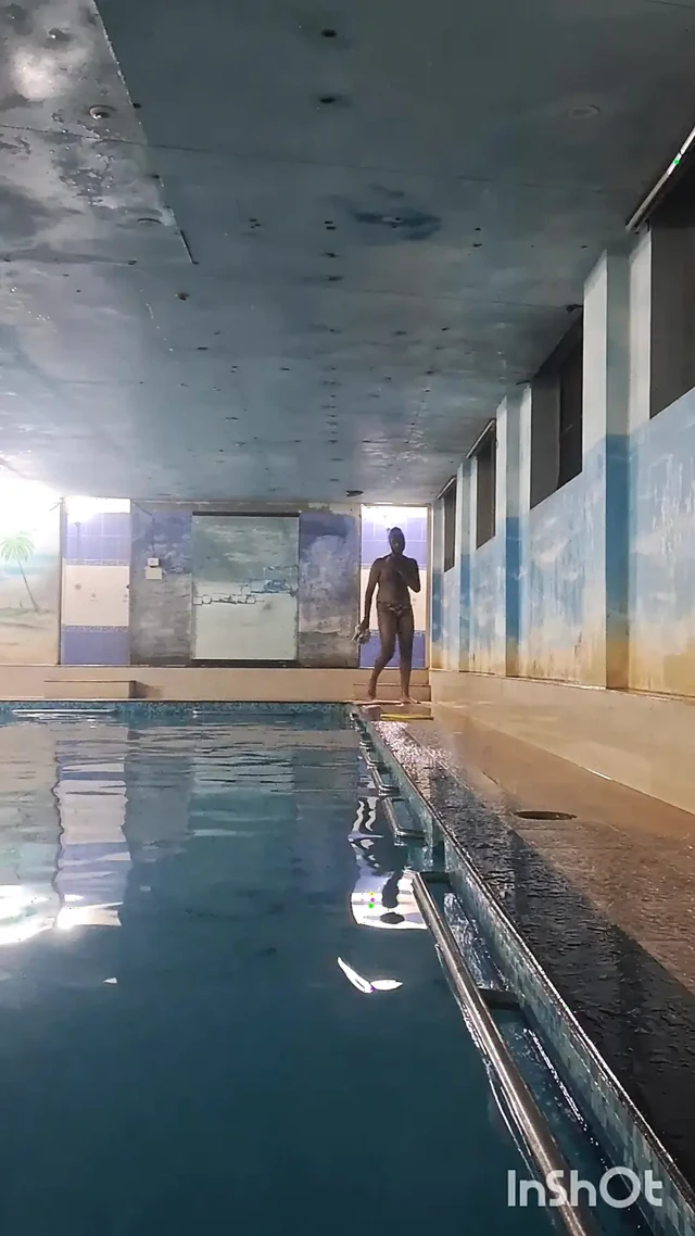 Yüzme havuzunda çıplak Hintli mallu adam