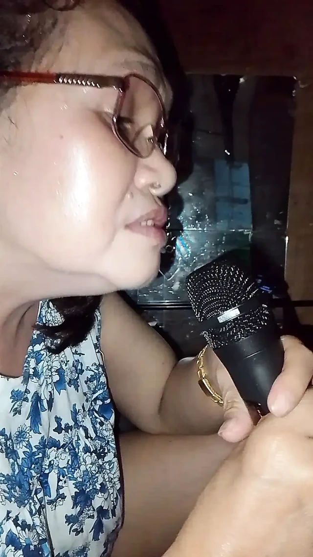 İzin günü olduğu için birlikte şarkı söyleyerek bağ kuruyoruz.