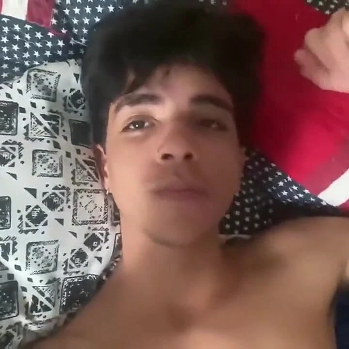 Bu genç adam birçok kez boşalıyor ve kendini dölle dolduruyor