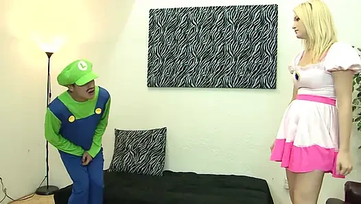 Sarışın kız küçük bir yarağı emiyor ve sonra amına boşalıyor