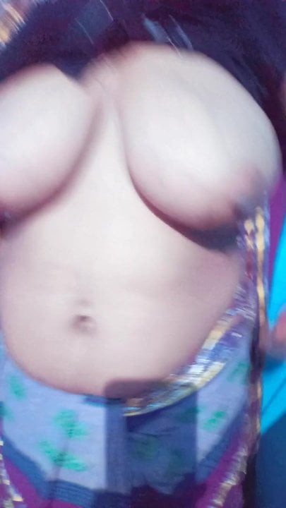 Muhteşem desi milf gösteren meme ve deniz