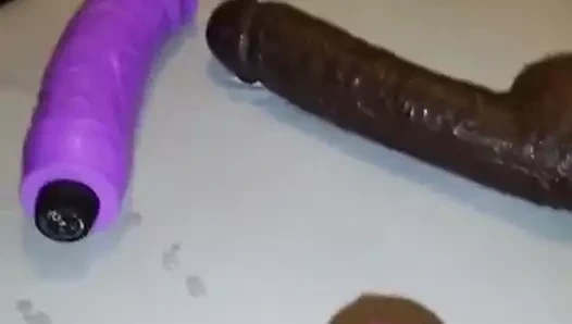 Cumshot içinde yatakta kullandıktan sonra benim büyük dildos