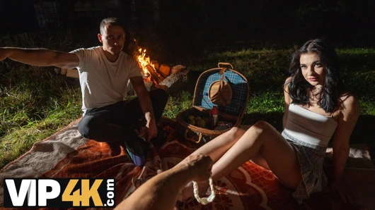 HUNT4K. Seksi sıska esmer erkek arkadaşı umurumda değil ve bir yabancıya ıslak sakso çekiyor