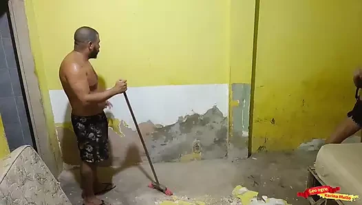 Ateşli genç kız onu tuğlacıya veriyor