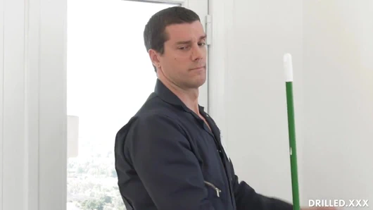 Sekreterin kıçını oral seksten sonra hademe tarafından delinmiş