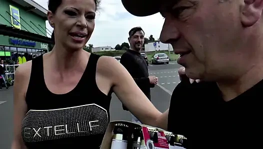 Büyük memeli orta yaşlı seksi kadın ağzına sıcak bir döl alıyor