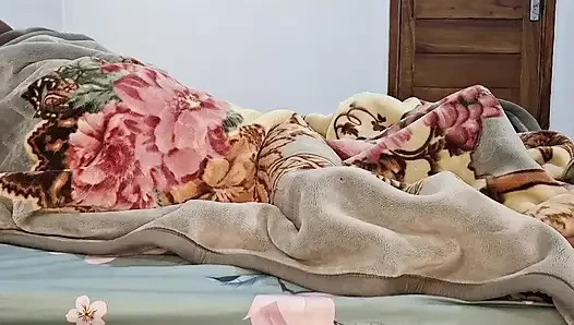 Beni iyi ve lezzetli bir şekilde sikiyor, ama kocam orgazm olana kadar sikinde twerk yapmayı seviyor.