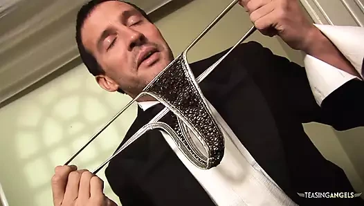 Külotunu koklamasına rağmen esmer hizmetçisinin zenci götüne boşalmasına izin veriyor