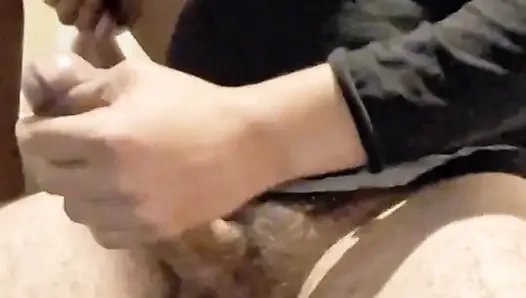 Üvey kız kardeşim beni porno izlerken yakalıyor ve ona dokunmamı istiyor