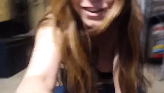 Şaşırtıcı eşek ve seksi aksan ile şık milf