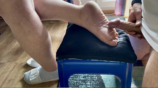 Güzel ayaklar ayak fetişine boşalıyor