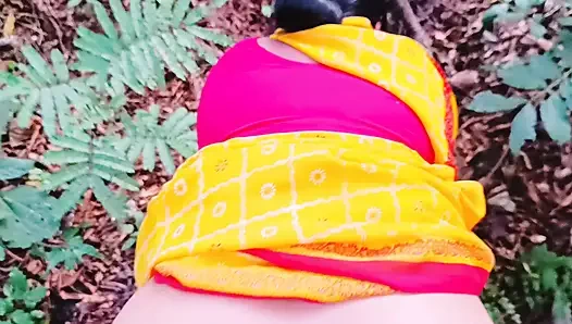 Hintli açık havada ormanda seks