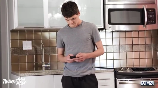 Twinkpop - Troye Dean'in sert bir şekilde sikilmeye ihtiyacı var. Buluşmasına mesaj atıyor, dom'a yatakta götünü beklediğini söylüyor